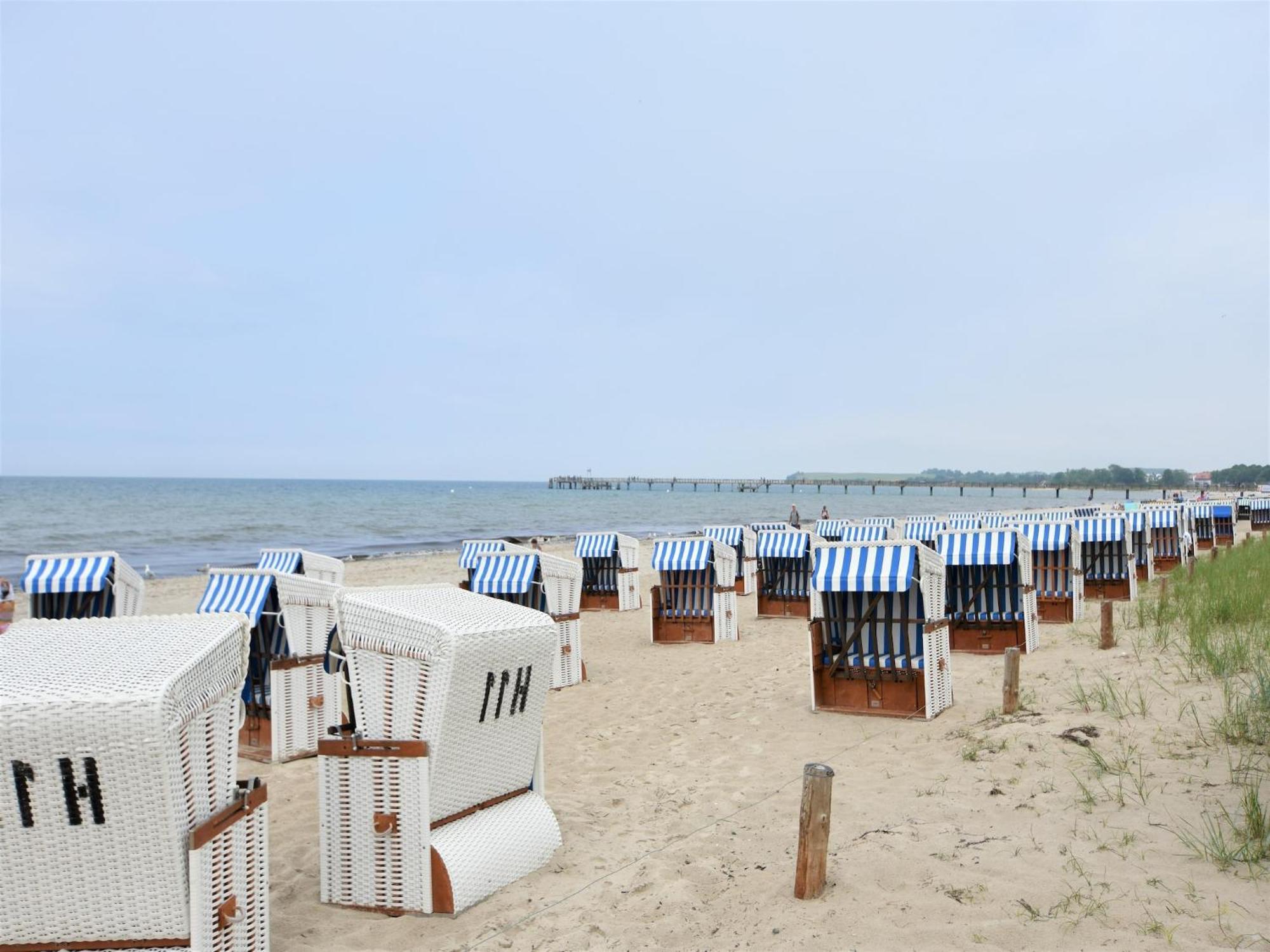 Ferienhaus Spacious Bunglow Near Sea In