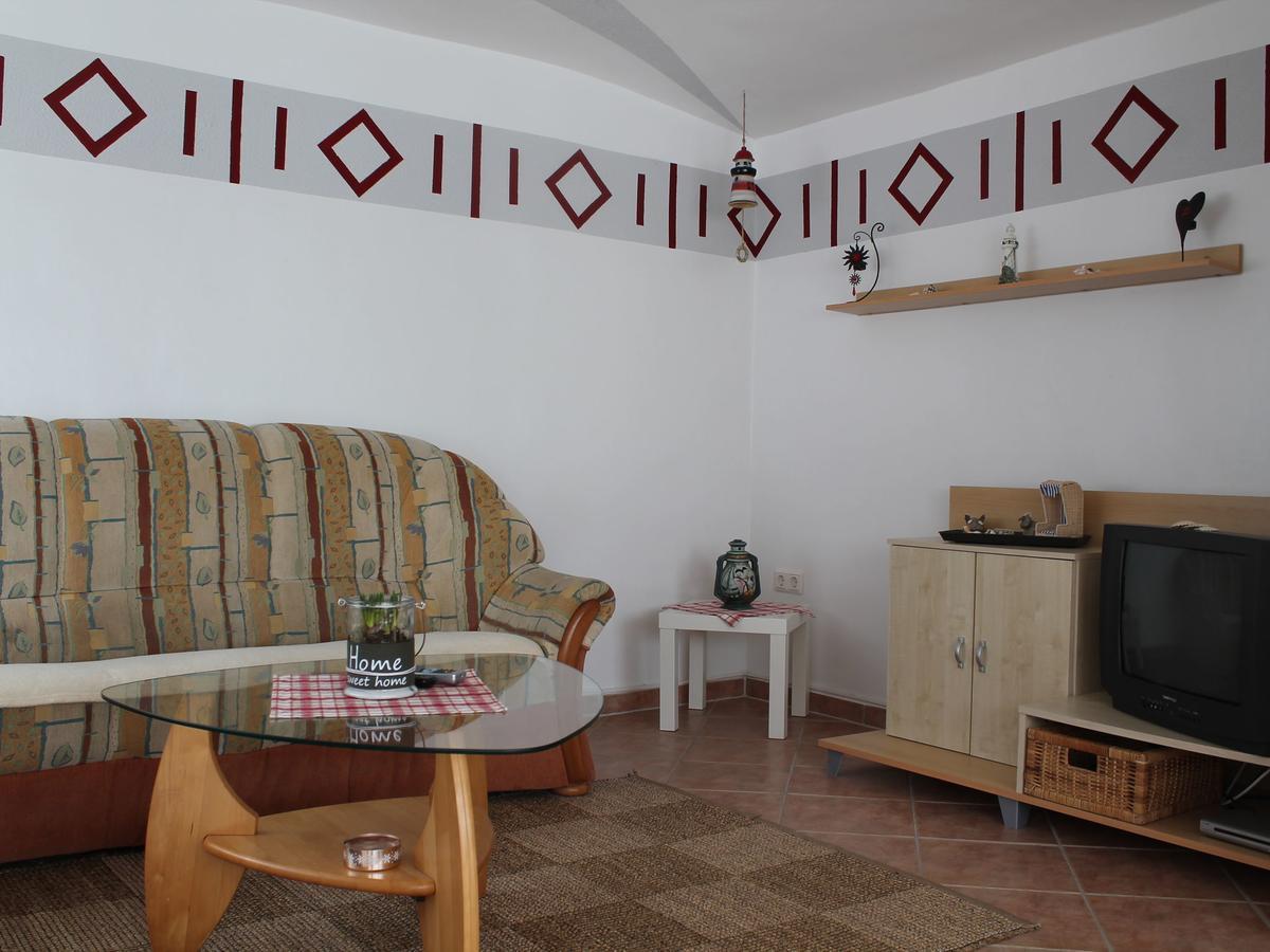 Spacious Bunglow Near Sea In Grundshagen